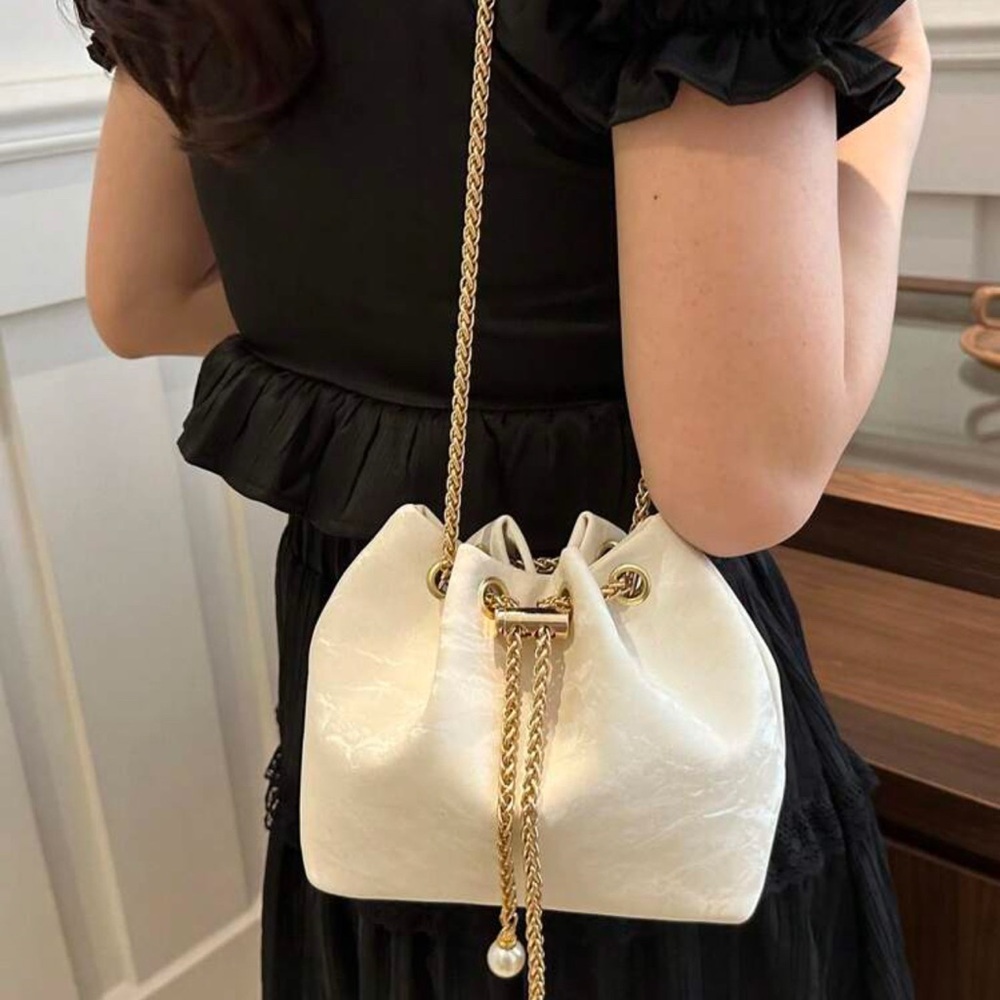 Elegant White and Gold Chain Bucket Bag - Picture 3 of 6